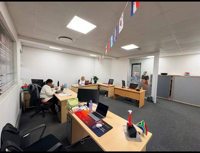 123M² OFFICE TO LET IN MIDRIDGE PARK